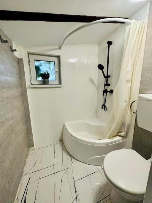 2-Room Cozy Retreat Near City Center Bukarest Exterior foto