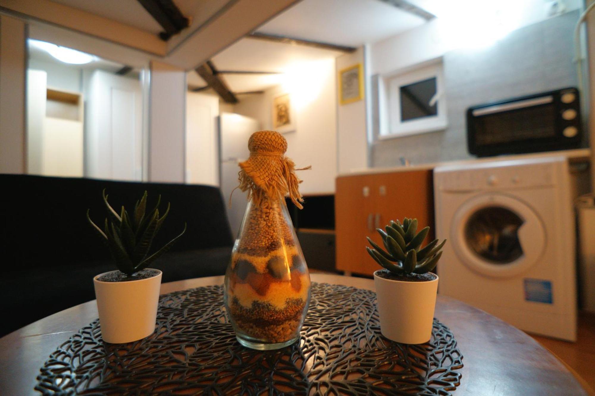 2-Room Cozy Retreat Near City Center Bukarest Exterior foto